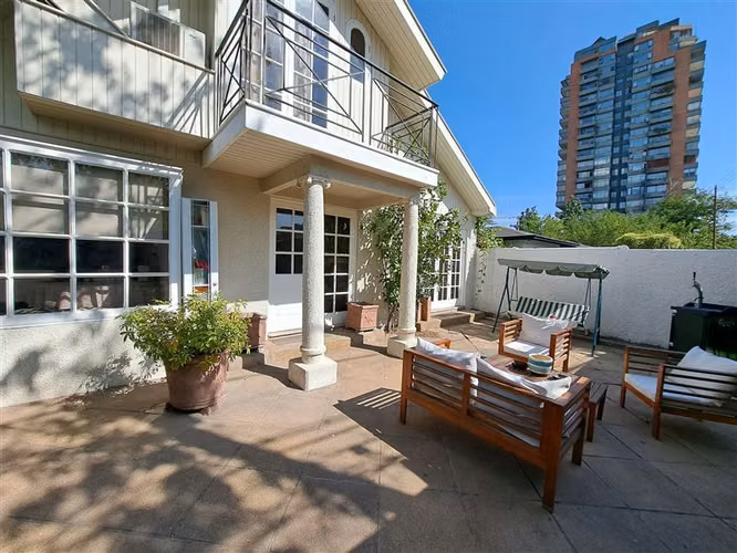 Casa en venta de 5 dorm. Nuestra Sra Del Rosario Las Condes
