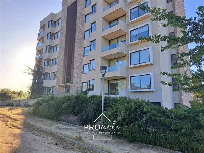 3 dormitorios, 2 en suite, piscina, cancha de golf, amoblado