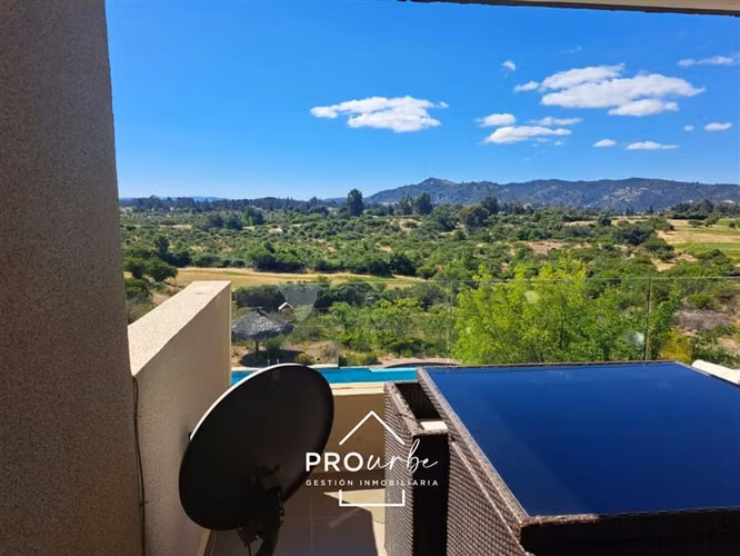 3 dormitorios, 2 en suite, piscina, cancha de golf, amoblado