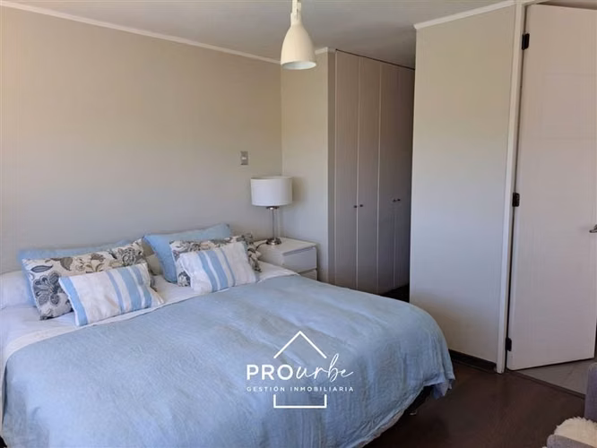 3 dormitorios, 2 en suite, piscina, cancha de golf, amoblado