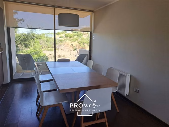 3 dormitorios, 2 en suite, piscina, cancha de golf, amoblado