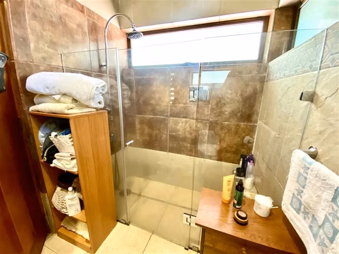 Hermosa casa en venta de 4 dorm. Vilches