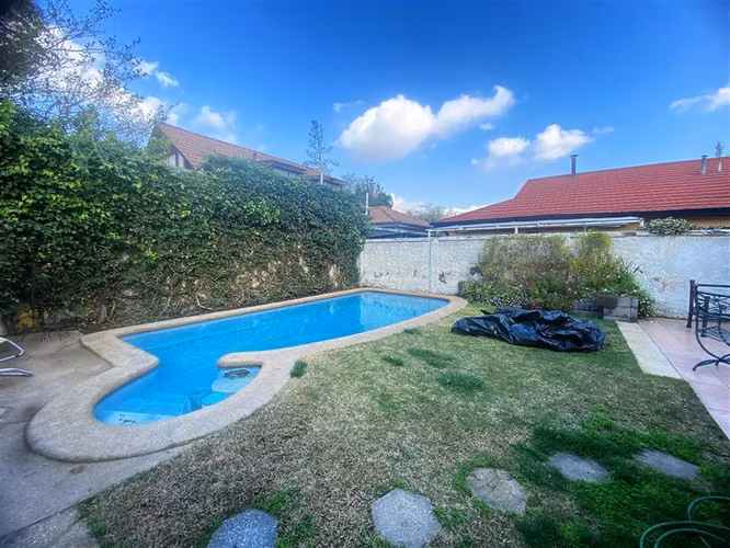 AMPLIO JARDÍN CON PISCINA..