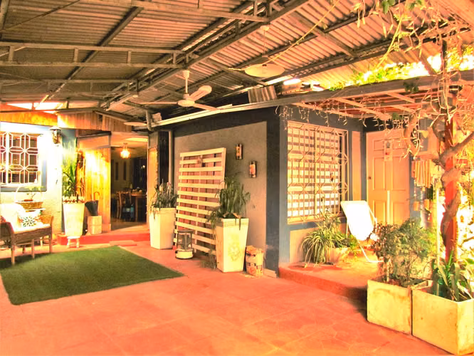 EN VENTA AMPLIA CASA, LA FLORIDA, $ 135 MILLONES