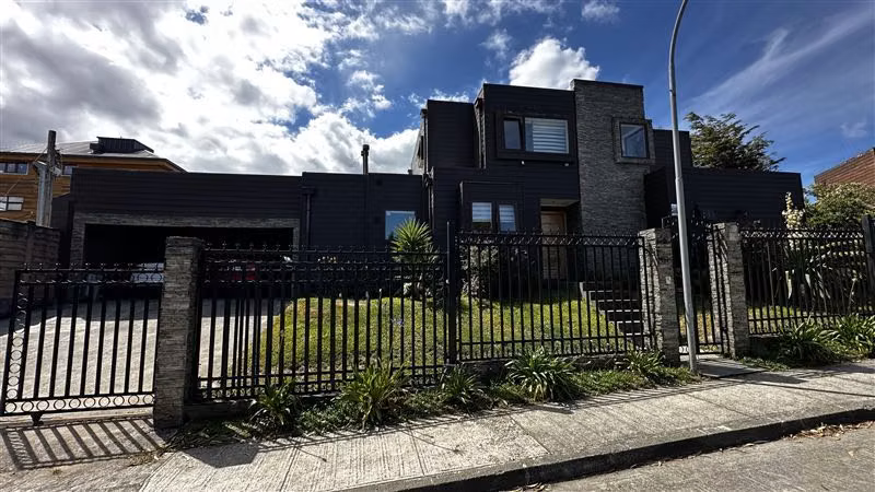 Casa en venta de 5 dorm. en Puerto Varas