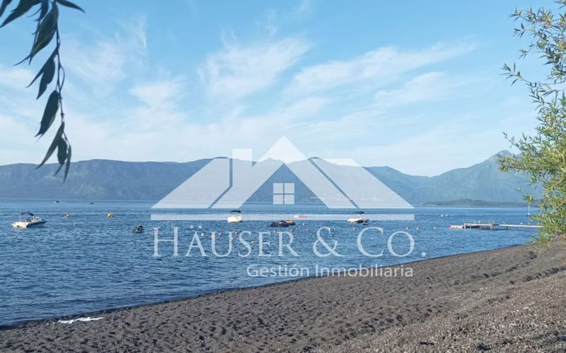 Terreno en venta en Pucon con 18 metros de orilla de playa