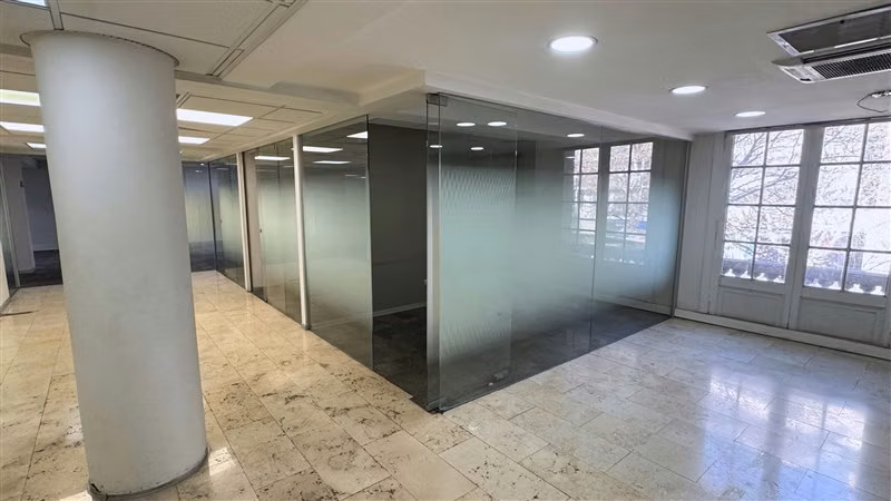 273 m2 Oficinas Metro Los Leones / Providencia