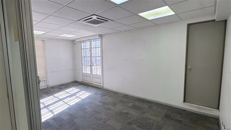 273 m2 Oficinas Metro Los Leones / Providencia