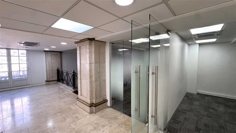 273 m2 Oficinas Metro Los Leones / Providencia