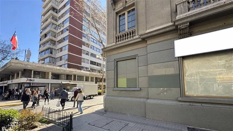 273 m2 Oficinas Metro Los Leones / Providencia