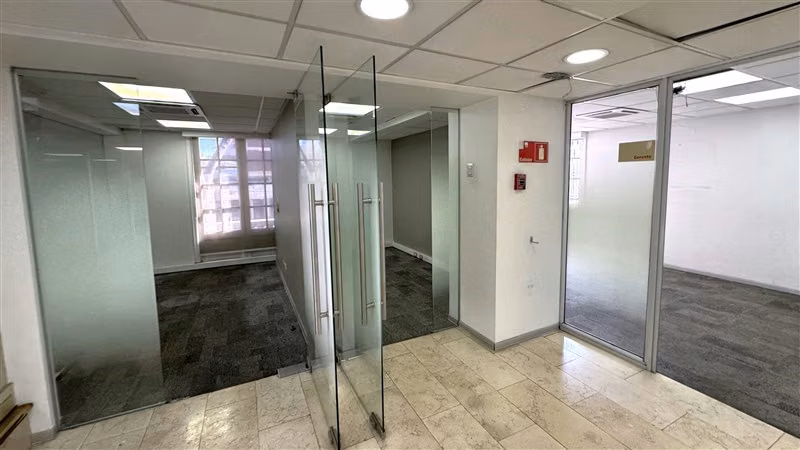 273 m2 Oficinas Metro Los Leones / Providencia