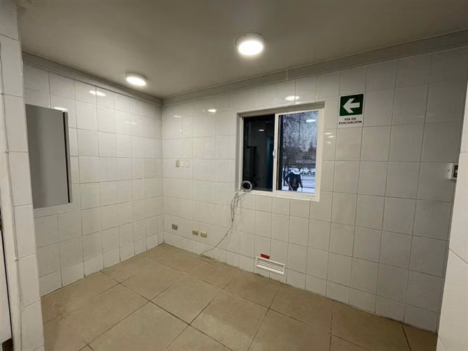 Local en Vitacura Alto Las Condes / Acceso metro línea 7