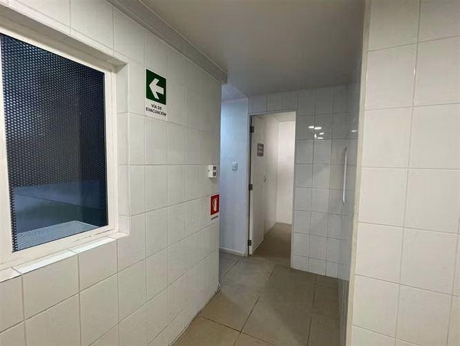 Local en Vitacura Alto Las Condes / Acceso metro línea 7