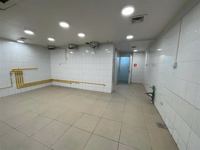 Local en Vitacura Alto Las Condes / Acceso metro línea 7