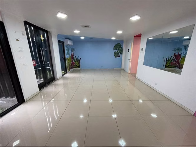 Local en Vitacura Alto Las Condes / Acceso metro línea 7