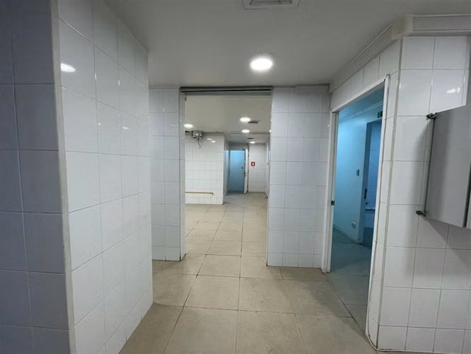 Local en Vitacura Alto Las Condes / Acceso metro línea 7