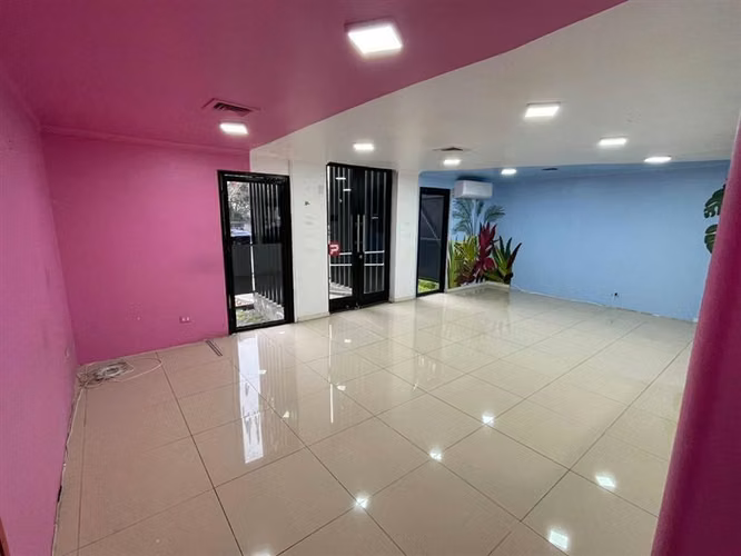 Local en Vitacura Alto Las Condes / Acceso metro línea 7