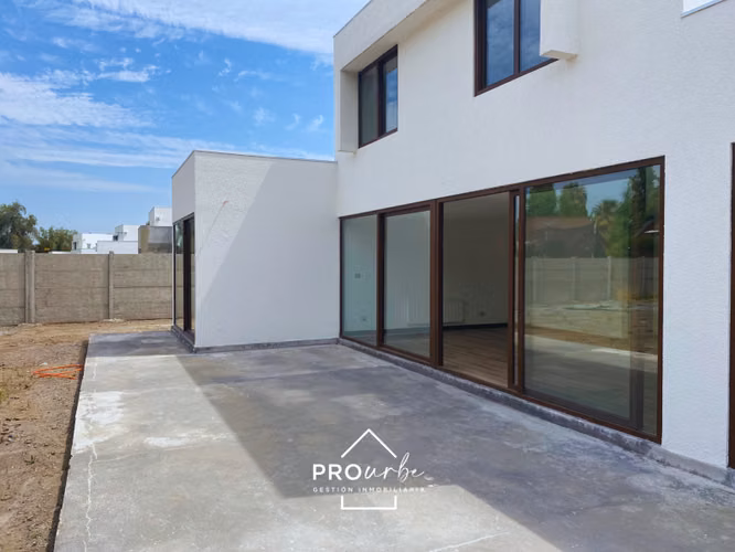 Nueva! linda casa mediterránea en venta de 3 dorm.