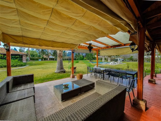 Gran Casa Familiar de 6 Dormitorios con Piscina en Melipilla