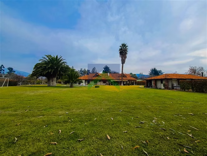 Gran Casa Familiar de 6 Dormitorios con Piscina en Melipilla