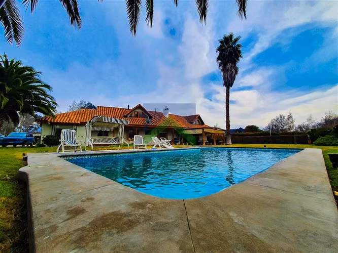 Gran Casa Familiar de 6 Dormitorios con Piscina en Melipilla
