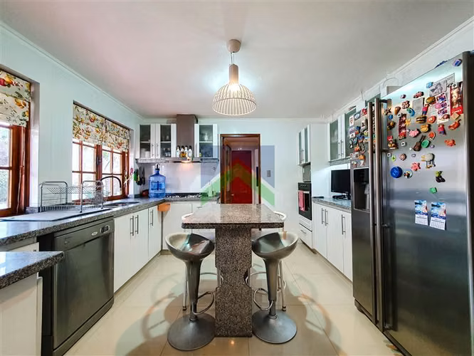 Gran Casa Familiar de 6 Dormitorios con Piscina en Melipilla