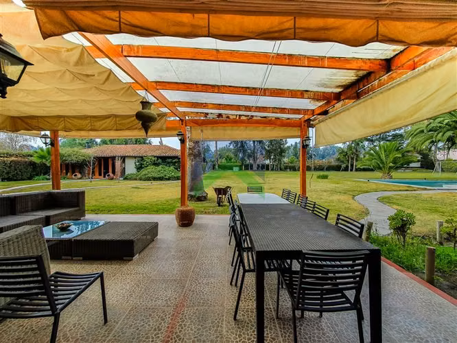 Gran Casa Familiar de 6 Dormitorios con Piscina en Melipilla