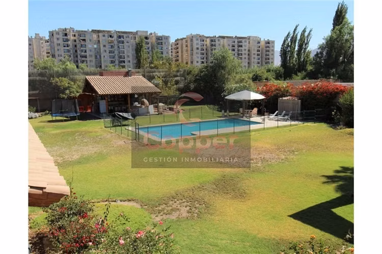 Se vende casa estilo colonial en zona residencial
