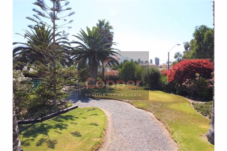 Se vende casa estilo colonial en zona residencial