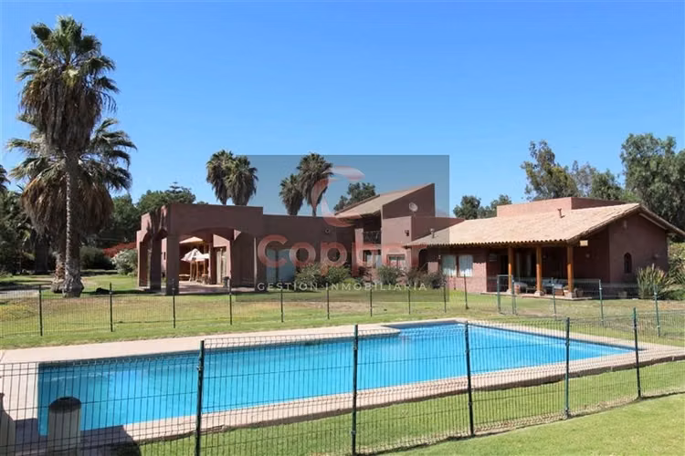 Se vende casa estilo colonial en zona residencial