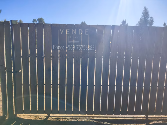 Vende casa entre Algarrobo y El Quisco, de 4 d y 3 b. Terreno de 1.350 mt2 y casa de 140 mt2. Condominio Los Centinelas.