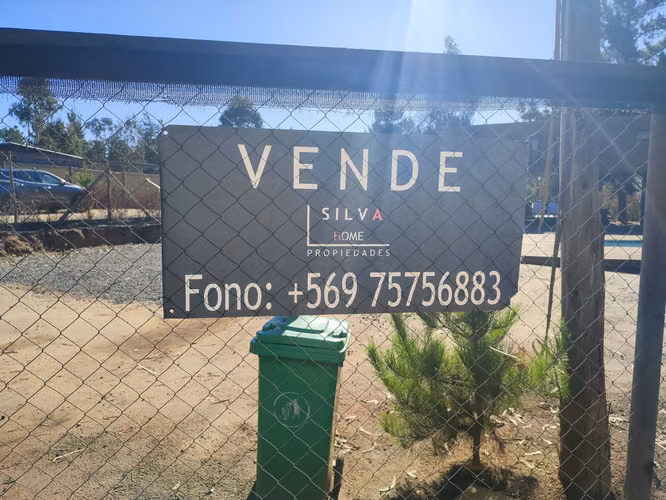 Vende casa entre Algarrobo y El Quisco, de 4 d y 3 b. Terreno de 1.350 mt2 y casa de 140 mt2. Condominio Los Centinelas.