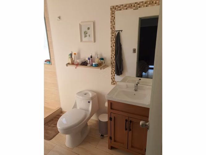 Vende casa entre Algarrobo y El Quisco, de 4 d y 3 b. Terreno de 1.350 mt2 y casa de 140 mt2. Condominio Los Centinelas.
