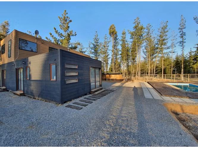 Vende casa entre Algarrobo y El Quisco, de 4 d y 3 b. Terreno de 1.350 mt2 y casa de 140 mt2. Condominio Los Centinelas.