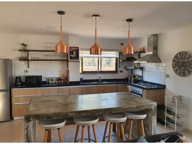 Vende casa entre Algarrobo y El Quisco, de 4 d y 3 b. Terreno de 1.350 mt2 y casa de 140 mt2. Condominio Los Centinelas.