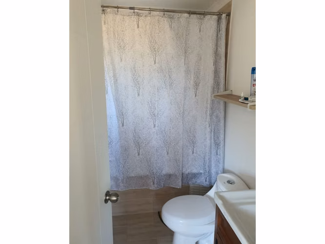 Vende casa entre Algarrobo y El Quisco, de 4 d y 3 b. Terreno de 1.350 mt2 y casa de 140 mt2. Condominio Los Centinelas.