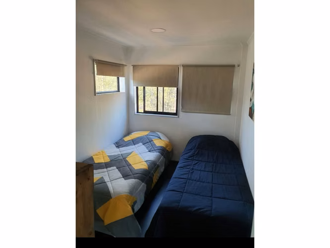 Vende casa entre Algarrobo y El Quisco, de 4 d y 3 b. Terreno de 1.350 mt2 y casa de 140 mt2. Condominio Los Centinelas.
