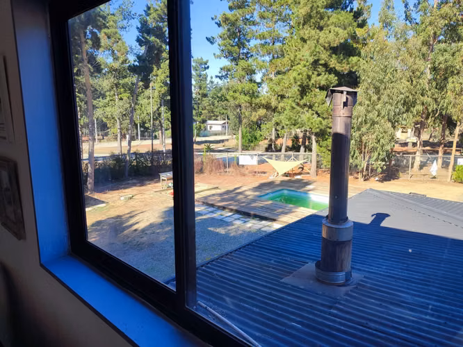Vende casa entre Algarrobo y El Quisco, de 4 d y 3 b. Terreno de 1.350 mt2 y casa de 140 mt2. Condominio Los Centinelas.
