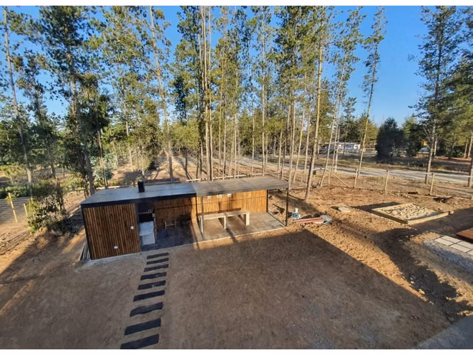 Vende casa entre Algarrobo y El Quisco, de 4 d y 3 b. Terreno de 1.350 mt2 y casa de 140 mt2. Condominio Los Centinelas.