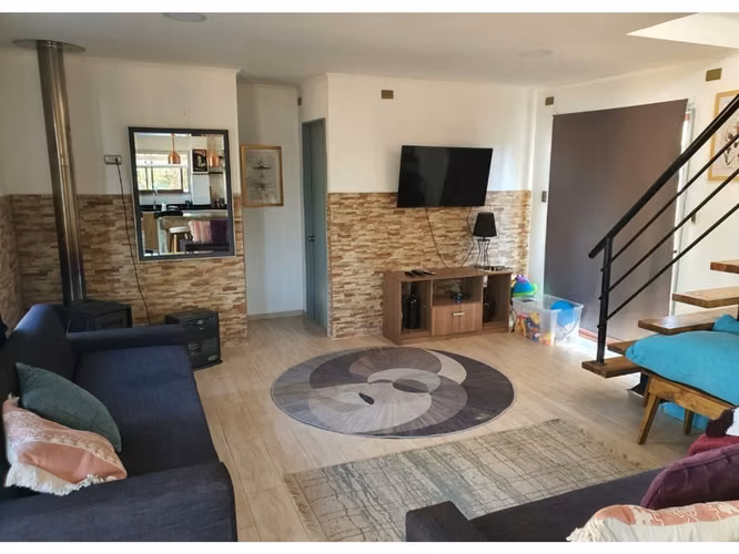 Vende casa entre Algarrobo y El Quisco, de 4 d y 3 b. Terreno de 1.350 mt2 y casa de 140 mt2. Condominio Los Centinelas.