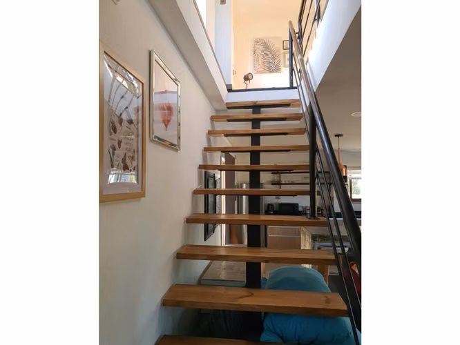 Vende casa entre Algarrobo y El Quisco, de 4 d y 3 b. Terreno de 1.350 mt2 y casa de 140 mt2. Condominio Los Centinelas.