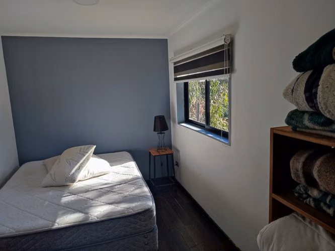 Vende casa entre Algarrobo y El Quisco, de 4 d y 3 b. Terreno de 1.350 mt2 y casa de 140 mt2. Condominio Los Centinelas.