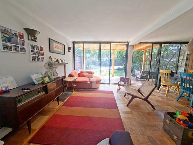 Gran potencial para remodelar en tranquilo sector - Imagen 3