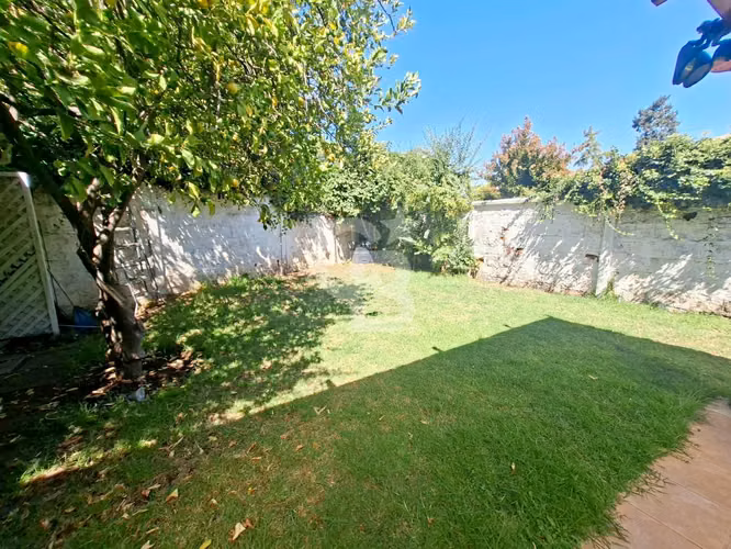 Gran potencial para remodelar en tranquilo sector - Imagen 16