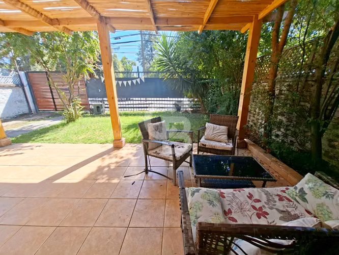 Gran potencial para remodelar en tranquilo sector - Imagen 2