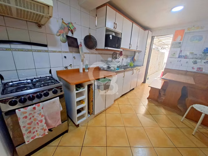 Gran potencial para remodelar en tranquilo sector - Imagen 8