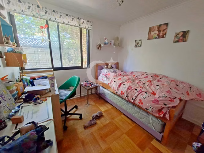 Gran potencial para remodelar en tranquilo sector - Imagen 11