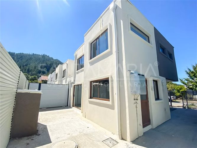 Casa en venta de 3 dorm. en calle Las Lilas, Chiguayante