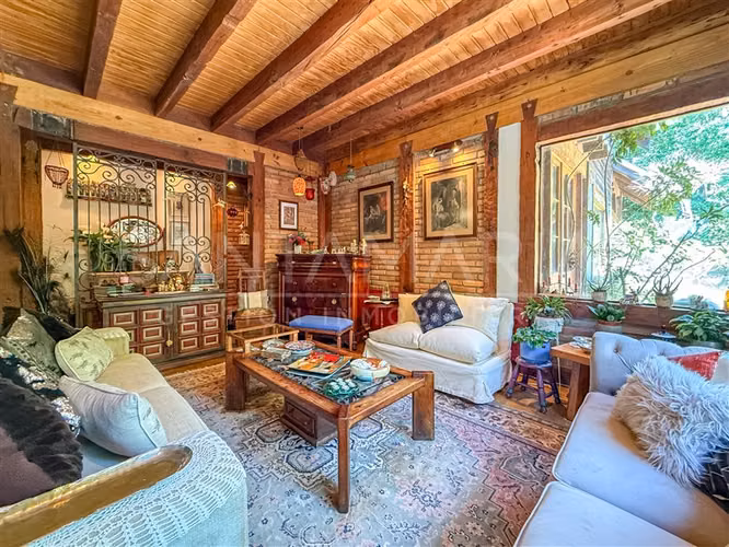 Casa en venta de 6 dorm. Camino a Santa Juana