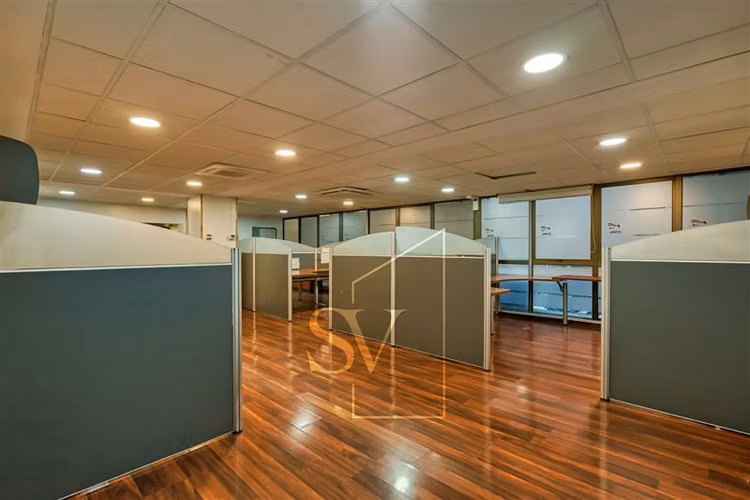 Excelente oficina de 370 mts a pasos del Metro Manuel Montt